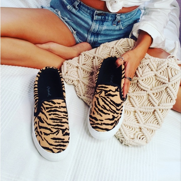 Shoes - 🆕️//The Zorah// slip on tiger print sneaker
